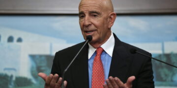 Amerikaanse ambassadeur Barak hield contact met effectenmakelaar in Epstein-dossiers.