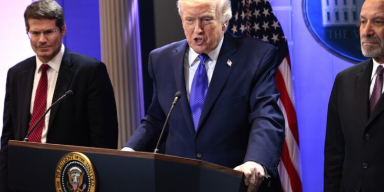 Trump verhoogt tarieven en handelstekort, blijft volhouden