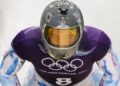 Oekraïense atleet eert oorlogsslachtoffers met helm op Olympische Winterspelen