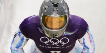 Oekraïense atleet eert oorlogsslachtoffers met helm op Olympische Winterspelen