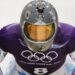 Oekraïense atleet eert oorlogsslachtoffers met helm op Olympische Winterspelen