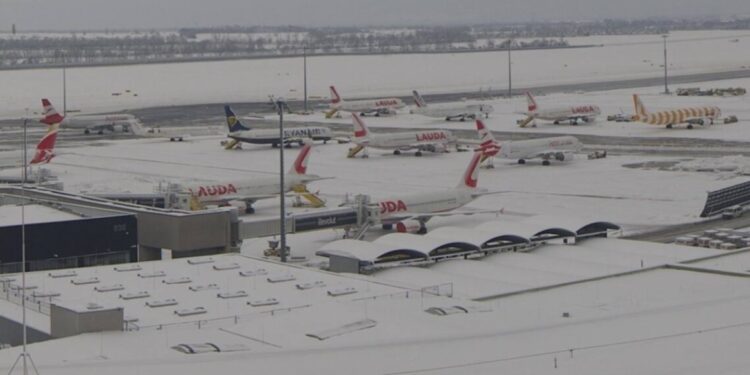 Problemen op luchthaven Wenen door sneeuwval