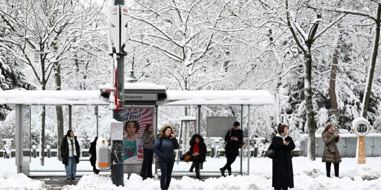 Verkeerschaos en vluchten gestopt door sneeuw in Wenen