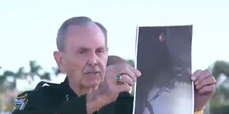 Neergeschoten man in huis Trump had geweer en benzine bij zich.