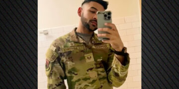 Echtgenoot van Amerikaanse luchtmacht beschuldigd van stelen $3 miljoen van overheid