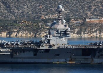 Herstel en bevoorrading van USS Gerald R. Ford in Souda