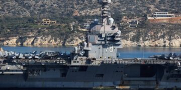 Herstel en bevoorrading van USS Gerald R. Ford in Souda