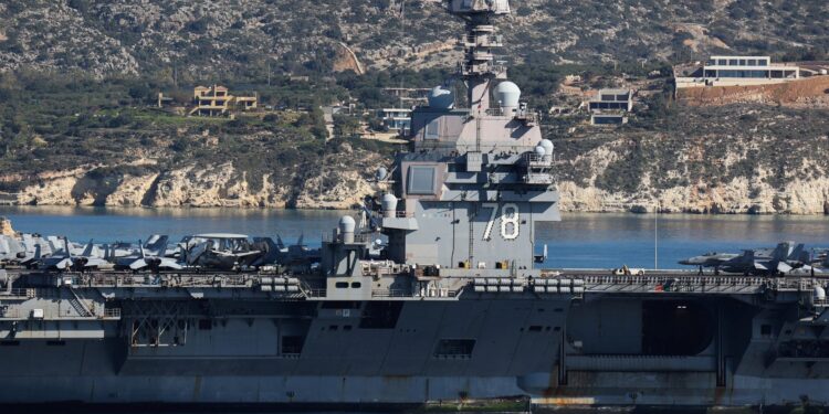 Herstel en bevoorrading van USS Gerald R. Ford in Souda