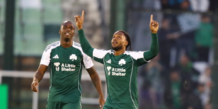 Panathinaikos leidt met 2-1 tegen OFI: bekijk de doelpunten live