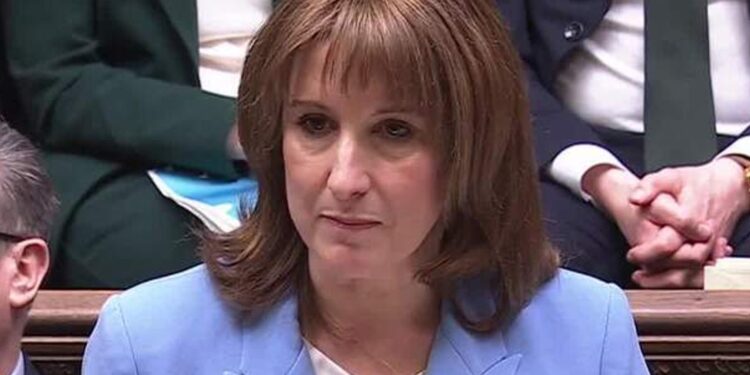 Groei in VK neerwaarts bijgesteld en werkloosheid piekt dit jaar, onthult kanselier.