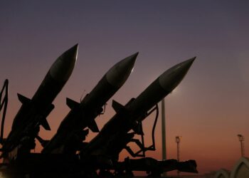 Veiligheidsmaatregelen ambassades wereldwijd per direct beoordelen