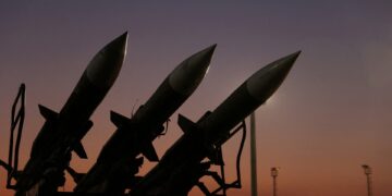 Veiligheidsmaatregelen ambassades wereldwijd per direct beoordelen