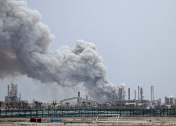 Iraanse raketten treffen raffinaderij Haifa – IDF: “Explosies door granaatscherven”