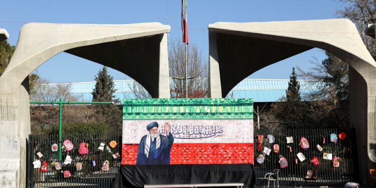 Iraniërs nemen afscheid van Ali Khamenei tijdens driedaagse ceremonie in Teheran