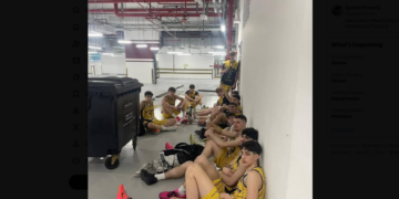 De terugkeer van het team K18 van Aris na het vertrek uit de wedstrijd in Abu Dhabi.