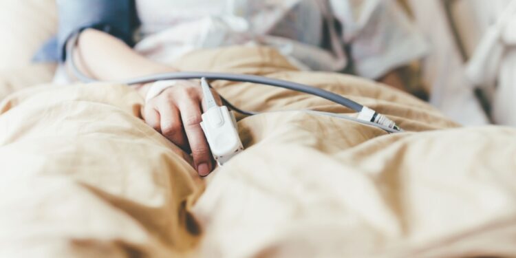 12-jarig meisje krijgt hartstilstand tijdens luchtaanval in Israël.