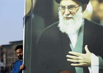 Ayatollah Khamenei begraven in heilige stad van martelaren.