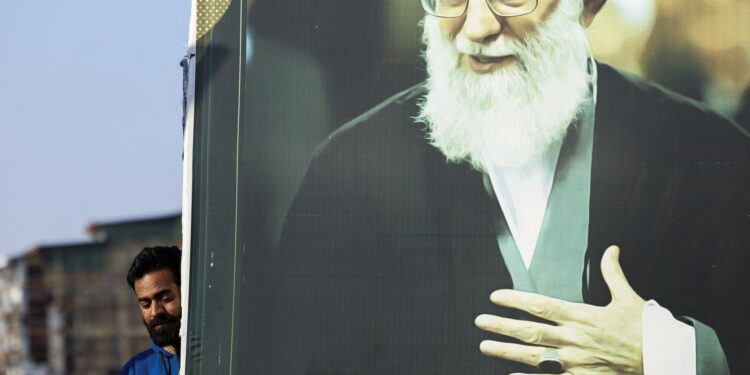 Ayatollah Khamenei begraven in heilige stad van martelaren.