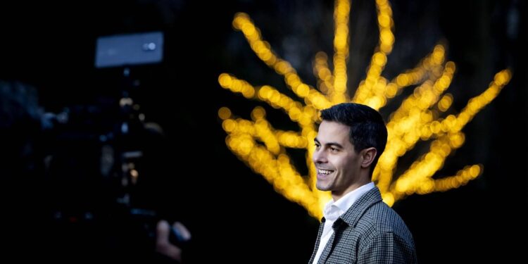Marktgangers reageren enthousiast op toekomstig premier Rob Jetten: ‘Ah onze Rob!’ met foute grap