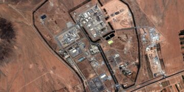Amerika en Israël bombarderen kernreactor en fabriek in Iran