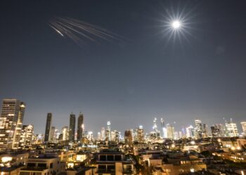 Iran zet aanvallen in Golfstaten voort met belofte van “intensieve” acties