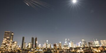 Iran zet aanvallen in Golfstaten voort met belofte van “intensieve” acties