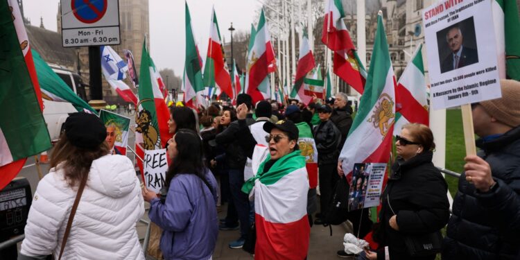Pahlavi roept op tot demonstraties en regimeverandering door Iraanse expats