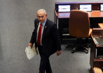 Netanyahu strijdt tegen vervroegde verkiezingen en Iran-oorlog in peilingen.