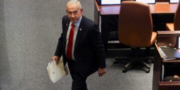 Netanyahu strijdt tegen vervroegde verkiezingen en Iran-oorlog in peilingen.