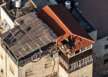 Fragmenten van raketten bij Kerk van de Wederopstanding in Israël (Foto)