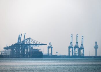 De Arabische schappen: levensader van supermarkten en apotheken