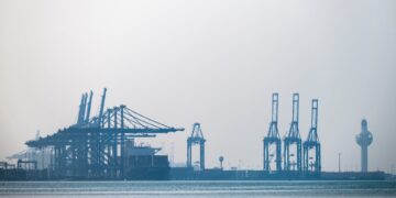 De Arabische schappen: levensader van supermarkten en apotheken