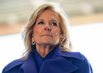 Agent van geheime dienst schiet zichzelf neer bij begeleiding Jill Biden op luchthaven.