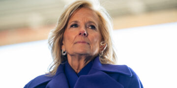 Agent van geheime dienst schiet zichzelf neer bij begeleiding Jill Biden op luchthaven.
