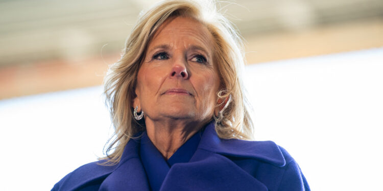 Agent van geheime dienst schiet zichzelf neer bij begeleiding Jill Biden op luchthaven.