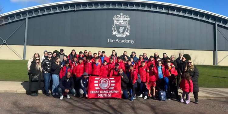 Het Voetbalschoolavontuur van Karatayidis in Liverpool en Nottingham: een Fotoverslag