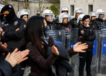 Politieagent veroordeeld tot planten van 300 bomen na incident met ‘vrouw in het rood’