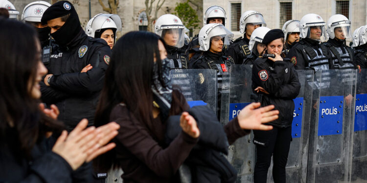 Politieagent veroordeeld tot planten van 300 bomen na incident met ‘vrouw in het rood’