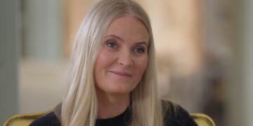 Mette-Marit: Epstein manipuleerde mij, ik wou dat ik hem niet had ontmoet