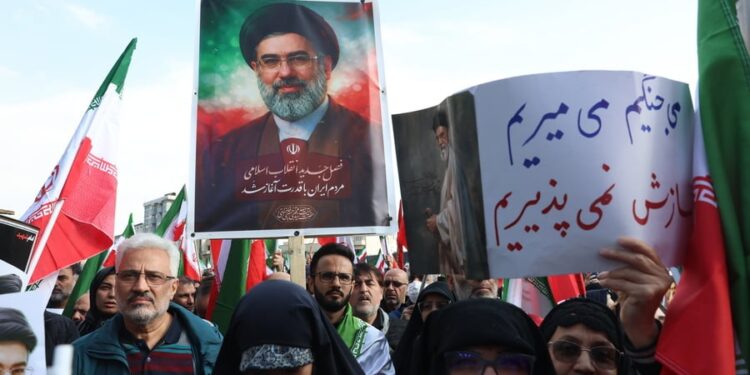 Mojtaba Khamenei vermijdt publieke optredens tijdens bezoek aan Iran