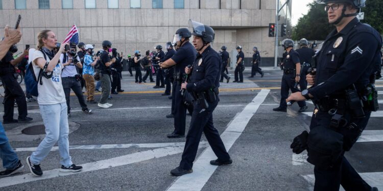 Opstand tegen macht: massale protesten in Amerikaanse steden tegen monarchie.