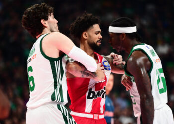 Επεισοδιακό ντέρμπι: Αποβολές και προβάδισμα στο ημίχρονο