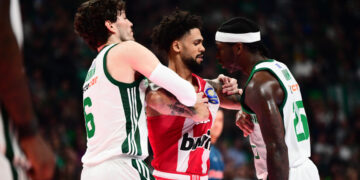 Επεισοδιακό ντέρμπι: Αποβολές και προβάδισμα στο ημίχρονο