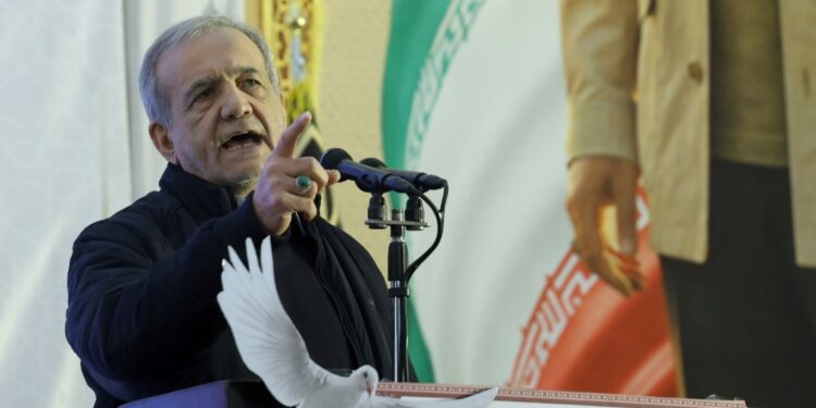 Pezeskian waarschuwt voor economische ineenstorting en botsingen met Revolutionaire Garde