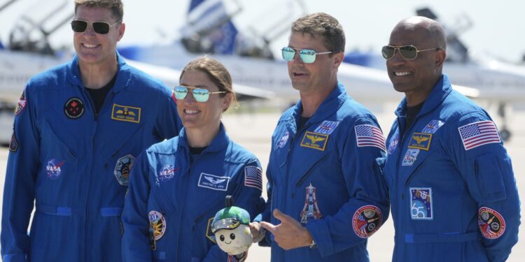 Astronauten in quarantaine doen Q&A voor Artemis II maanmissie.