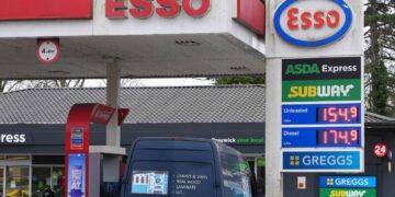 Minister adviseert normaal tanken ondanks stijgende brandstofprijzen