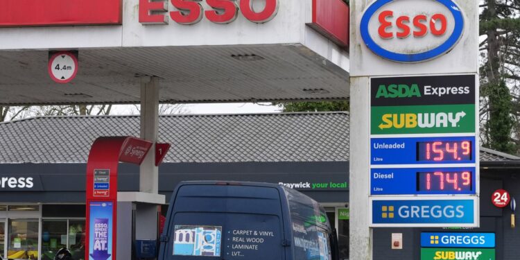 Minister adviseert normaal tanken ondanks stijgende brandstofprijzen