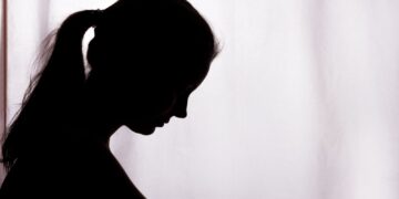 Dochter stuurt naaktfoto’s naar verkeerde persoon tijdens online gesprek