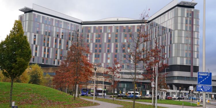 John Swinney vertrouwt op veiligheid Queen Elizabeth University Hospital ondanks vervuild water.