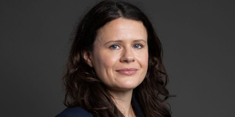 Labour MP geschorst na arrestatie echtgenoot voor spionage voor China.